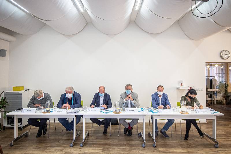 Debata Deníku, 25. září 2020 v Ostravě. (zleva) Petr Kajnar (ČSSD), Josek Babka (KSČM), Lukáš Curylo (KDU-ČSL), Ivo Vondrák (ANO), Jakub Unucka (ODS) a Zuzana Klusová (Piráti).