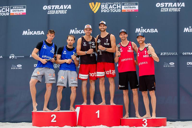 J&T Banka Ostrava Beach Pro - slavnostní ceremoniál, 29. května 2022 v Ostravě. David Schweiner (CZE), Ondřej Perušič (CZE), Robert Meeuwsen (NED), Alexander Brouwer (NED), Christian Sandlie Sørum (NOR), Anders Berntsen Mol (NOR).