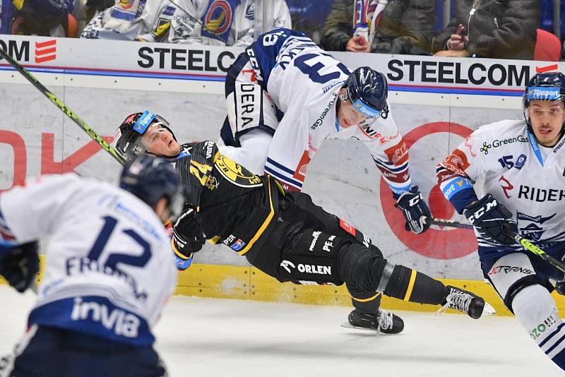 Utkání 40. kola hokejové extraligy: HC Vítkovice Ridera - HC Litvínov, 22. ledna 2023, Ostrava. (zleva) Jindřich Abdul z Litvínova a Vojtěch Lednický z Vítkovic.