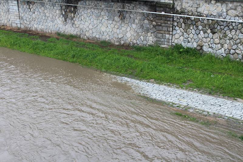 Rozvodněná řeka Ostravice v Ostravě, 23. května 2019.