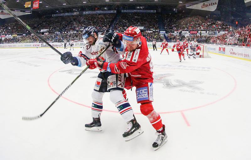 Čtvrtfinále play off hokejové extraligy - 3. zápas: HC Vítkovice Ridera - HC Oceláři Třinec, 24. března 2019 v Ostravě. Na snímku (zleva) Rastislav Dej, Martin Adamský.