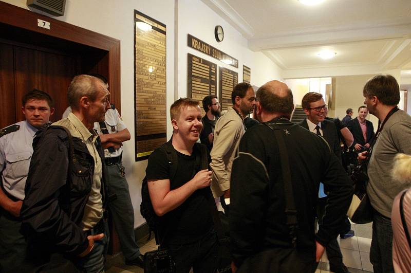 Zahájení zřejmě nesledovanějšího procesu roku 2015, kdy před trestním senátem Krajského soudu v Ostravě stanul Petr Kramný z Karviné.