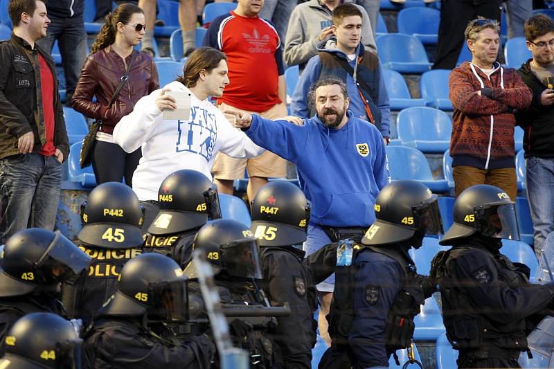 Utkání Baník - Sparta provází násilí na tribunách. Zápas přerušilo řádění chuligánů, na stadionu zasahovat policie .