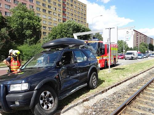 Nehoda ostravské tramvaje a terénního vozidla Opel Frontera se stala v pátek odpoledne před 15. hodinou v Ostravě-Hrabůvce v rušné čtyřproudé ulici Dr. Martínka, oddělené tramvajovým pásem.