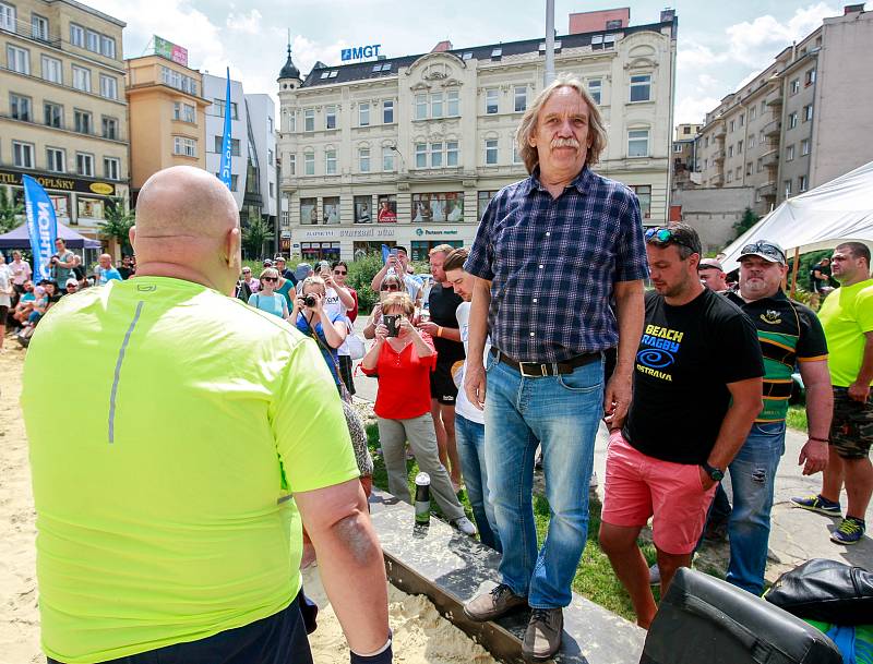 Jaromír Nohavica byl také  ambasadorem sportovní akce - beach ragby na Masarykově náměstí v centru Ostravy.