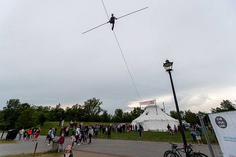 Festival nového cirkusu Cirkulum, 7. června 2023, Ostrava. Areál Slezskoostravského hradu a podhradí.Šapitó Dimitri a jeho show L’Homme cirque.