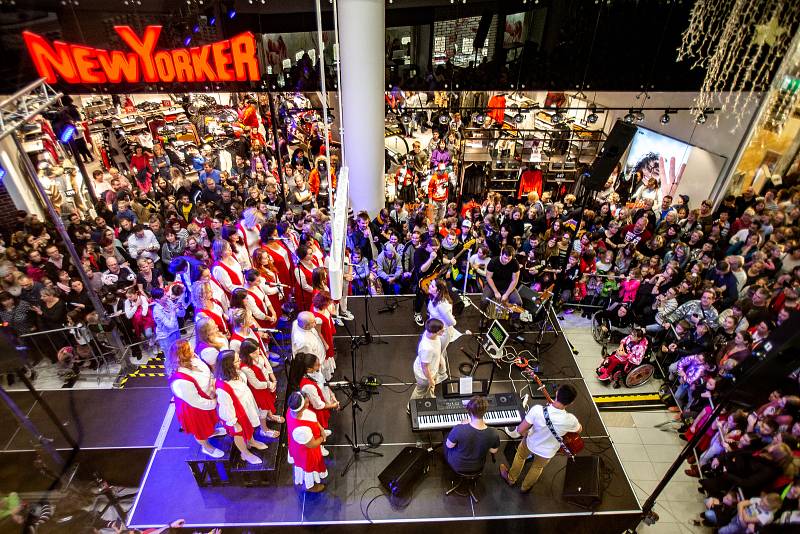 Ewa Farna rozsvítila vánoční strom v obchodním centru Avion Shopping Park, 16. listopadu 2019 v Ostravě.