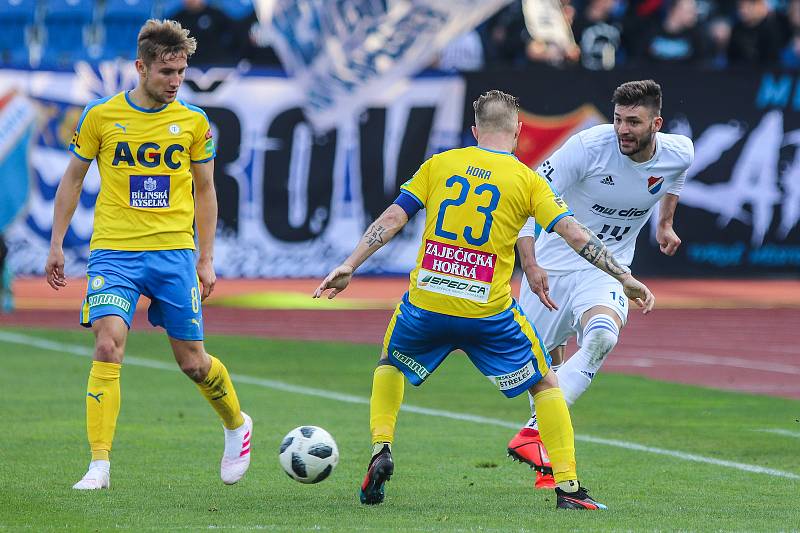 Utkání 27. kola první fotbalové ligy: FC Baník Ostrava - FK Teplice, 7. dubna 2019 v Ostravě. Na snímku (zleva) Jan Kuchta, Jakub Hora, Patrizio Stronati.