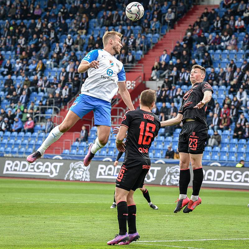 Utkání 30. kola první fotbalové ligy: FC Baník Ostrava - FK Jablonec, 20. dubna 2022 v Ostravě. (zleva) Nemanja Kuzmanovič z Ostravy a Jan Krob z Jablonce.