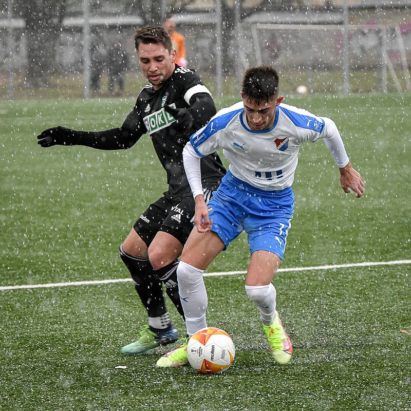 Zimní utkání Tipsport ligy, FC Baník Ostrava - MFK Karviná, 6. ledna 2022 v Ostravě. Petr Jaroň z Ostravy a Adam Jánoš z Karviné.