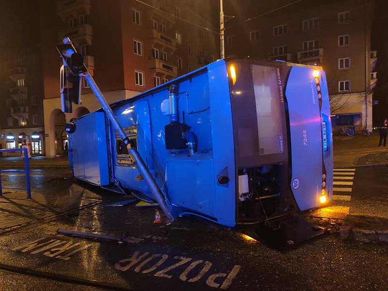 Nehoda autobusu v Ostravě-Porubě.