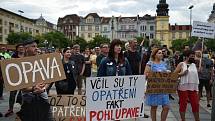 Lidé se v pondělí v 17 hodin sešli v centru Ostravy na protestní akci, aby dali najevo svou nevoli s protikoronavirovými opatřenámi, která minulý týden vyhlásili hygienici v celém Moravskoslezském kraji.