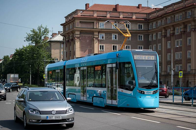 Nová švýcarská tramvaj Tango NF2 nOVA. Na svou první jízdu Ostravou i s cestujícími  vyrazila v pondělí 13. srpna 2018 z Martinova po trase linky číslo 4.