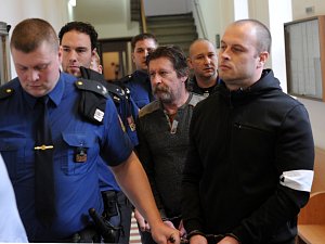 Trojice Poláků byla ve čtvrtek za daňový zločin odsouzena k trestům od pěti do šesti let vězení. 