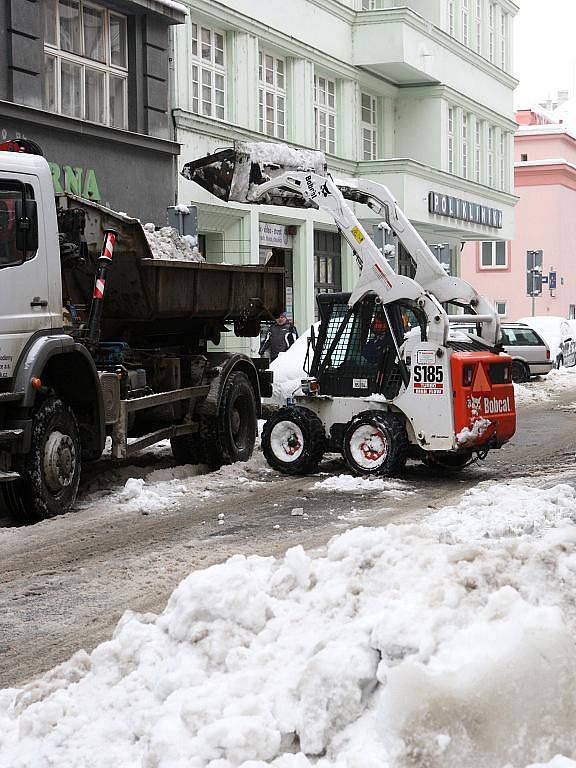 Sněhu je v těchto dnech v Ostravě tolik, že jej technické služby odvážejí nákladními auty.