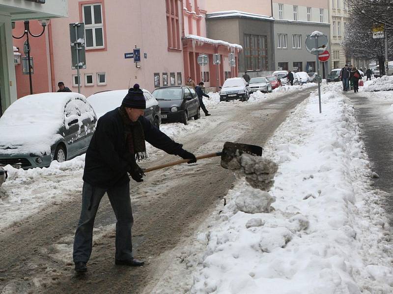 Sněhu je v těchto dnech v Ostravě tolik, že jej technické služby odvážejí nákladními auty.