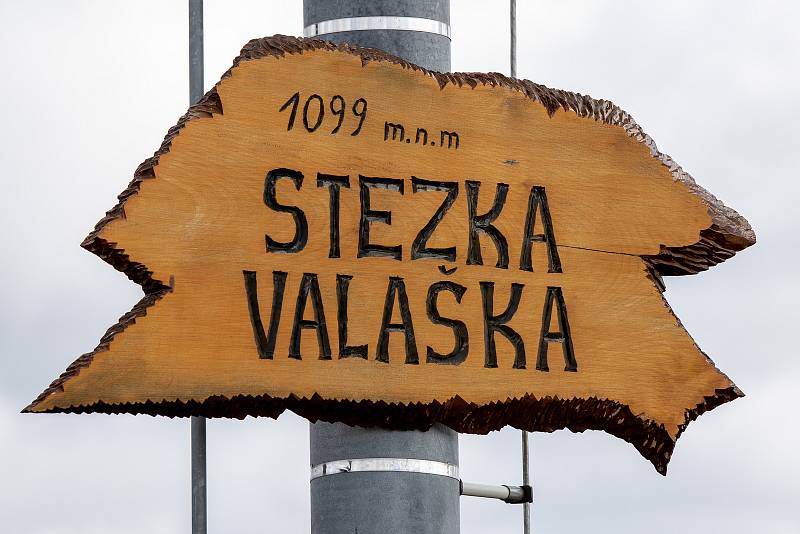 Panoramatická Stezka Valaška pod vrcholem Tanečnice na Pustevnách v Beskydech, 14. března 2020.