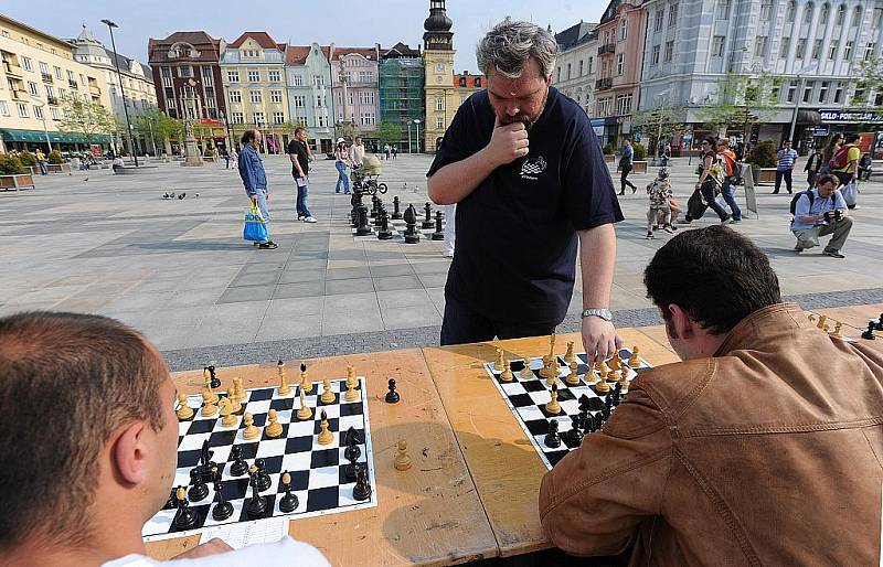 Na Masarykově náměstí se postavil soupeřům mezinárodní mistr, třiatřicetiletý ostravský šachista, Lukáš Klíma v tradiční simultánce.