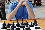 Na Masarykově náměstí se postavil soupeřům mezinárodní mistr, třiatřicetiletý ostravský šachista, Lukáš Klíma v tradiční simultánce.