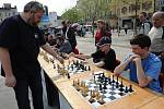 Na Masarykově náměstí se postavil soupeřům mezinárodní mistr, třiatřicetiletý ostravský šachista, Lukáš Klíma v tradiční simultánce.