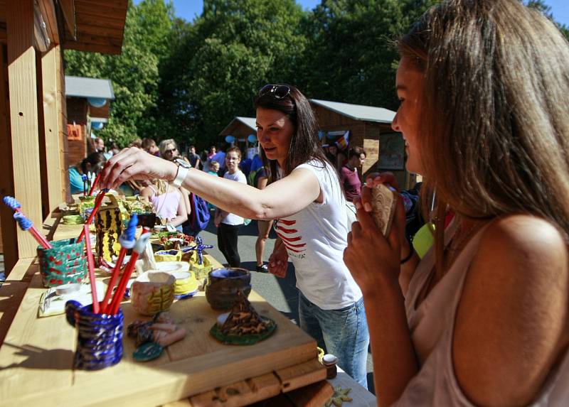 Oslavy šedesátin Wichterlova gymnázia začaly první den nového školního roku na Hlavní třídě v Ostravě-Porubě. U tematických stánků si mohli zájemci vyzkoušet například své znalosti českého jazyka nebo třeba kreslit elektrickým proudem.