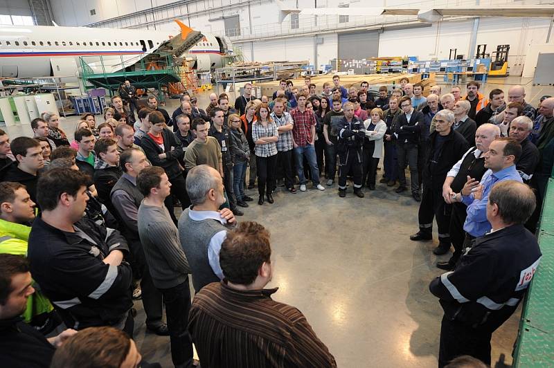 Téměř všech 199 zaměstnanců firmy Job Air Technic se včera sešlo v hangáru v Ostravě-Mošnově s vedením společnosti. Nerozumí tomu, proč banky nechtějí komunikovat s novým investorem. 