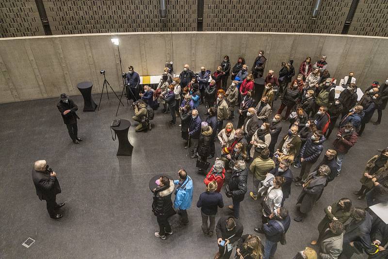 Debata architekta Josefa Pleskota, umělce Krištofa Kintery a duchovního otce Dolních Vítkovic Jana Světlíka, aula Gong, Dolní Vítkovice, Ostrava, 17. 11. 2021.