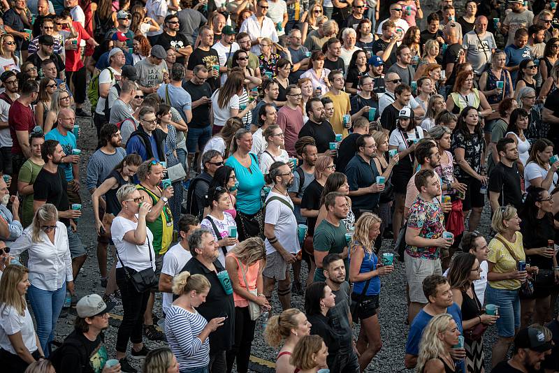 Open air koncert kapely Monkey Business v rámci Barrák music hradu, který se uskutečnil na Sleszkoostravském hradě, 1. července v Ostravě.