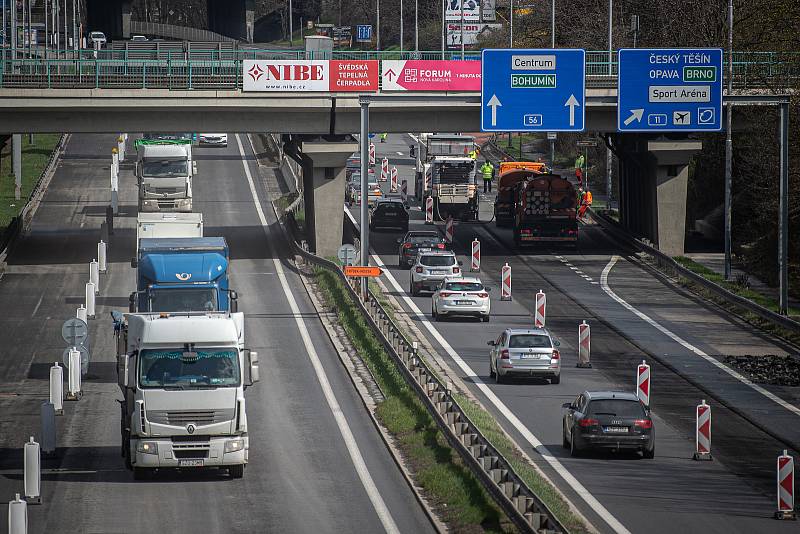 Oprava vozovky na ulici Místecká (silnice I/56), 23. dubna 2021 v Ostravě.