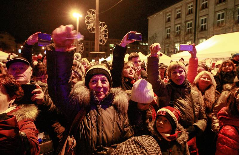 Ostrava ve středu 29. listopadu si naposledy připomněla 750 let od první zmínky o městě. A tečku za oslavami udělala vskutku impozantní. Vzkaz budoucím generacím zanechal v truhle i Deník. Vyvrcholením večera byl velkolepý ohňostroj.