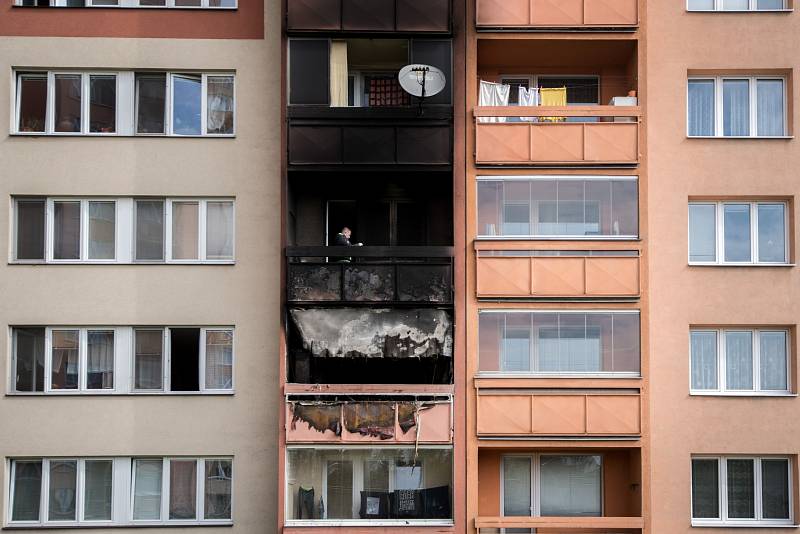 Hasiči a policisté byt prohledávali ještě v pátek dopoledne.