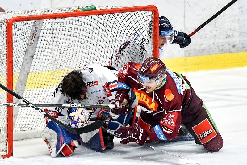 Utkání předkola play off hokejové extraligy - 2. zápas: HC Vítkovice Ridera - HC Sparta Praha, 12. března 2019 v Ostravě. Na snímku zleva Patrik Bartošák, v pozadí Jan Schleiss, zprava Jiří Smejkal.