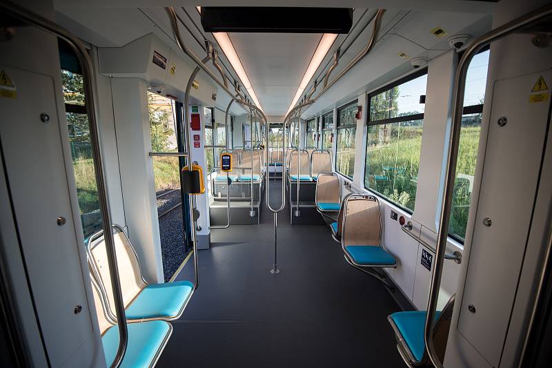 Nová švýcarská tramvaj Tango NF2 nOVA. Na svou první jízdu Ostravou i s cestujícími  vyrazila v pondělí 13. srpna 2018 z Martinova po trase linky číslo 4.