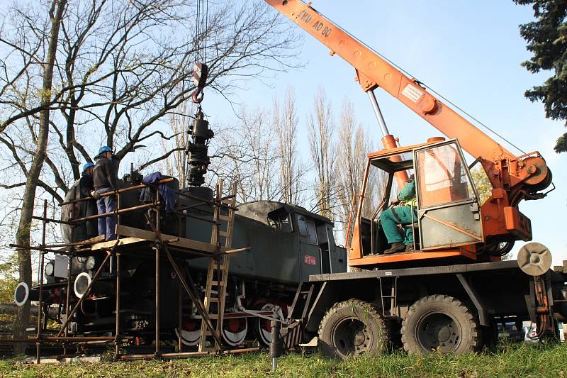 Náhradní díly z "Mašinky", která jezdila v kunčické huti, pomohou při opravě lokomotivy jezdící na Osoblažské úzkokolejce.