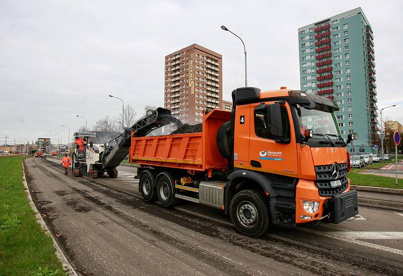 Uzavírka ulice Horní v Ostravě-Jihu, frézování a pokládka nového asfaltového povrchu.