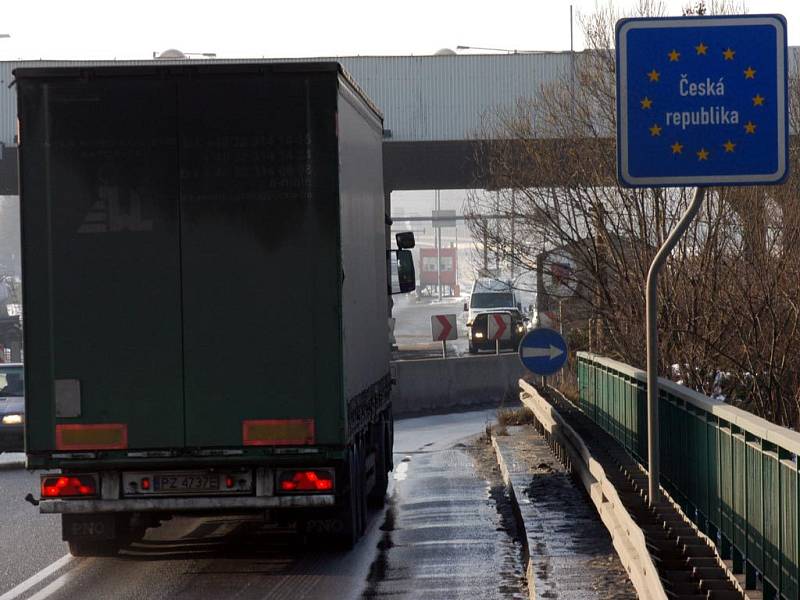 Občané obou Těšínů mohou vstoupit do Schengenu společně na hraničním mostě. Slavnostní akt tam propukne hodinu před půlnocí 20. prosince.