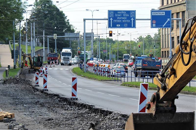 Rekonstrukce vozovky a tvořící se kolony, Bohumínská ulice, Ostrava, 6. června 2022.