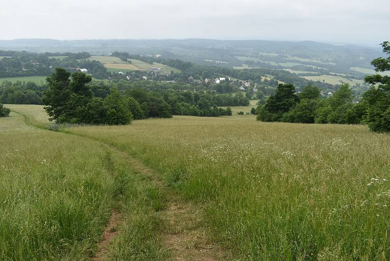 Roudno leží v půvabné krajině mezi vyhaslou sopkou Velký Roudný a přehradou Slezská Harta.