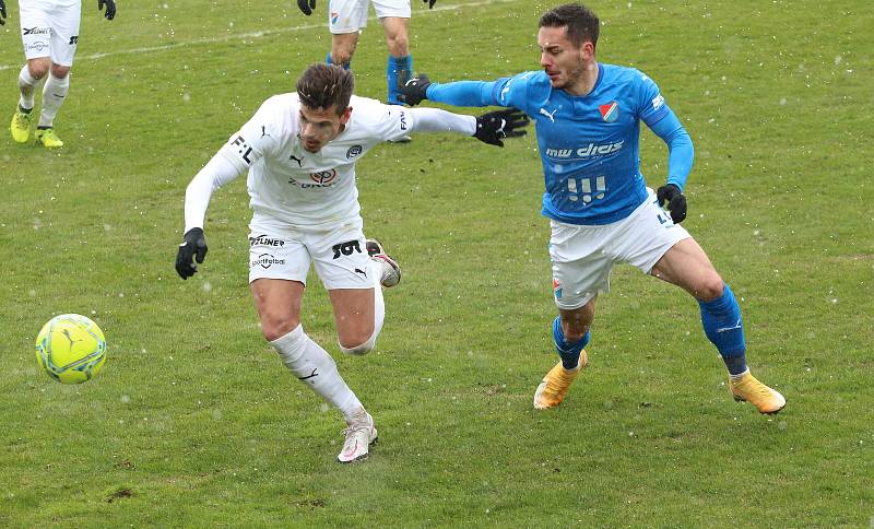 Fotbalisté Baníku Ostrava (v modrém) prohráli nedělní utkání 24. kola FORTUNA:LIGY na Slovácku 1:2.