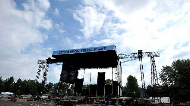 Uklízet a bourat se bude v areálu Dolní oblasti Vítkovic až do pátku. Každý den tady festivalové kulisy likviduje až tři sta lidí.