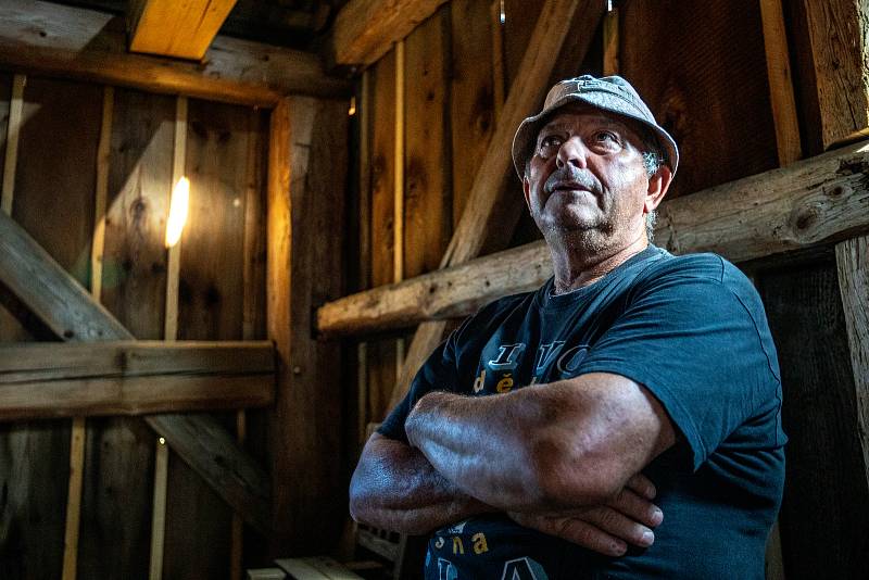 Jan Kandler, majitel partutovického dřevěného větrného mlýna, léto 2021.
