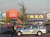 Policisté kvůli bombové hrozbě uzavřeli v pátek v podvečer parkoviště před obchodem IKEA v ostravském Avon Shopping Parku. Z IKEA i blízkých obchodů evakuovali stovky lidí. 