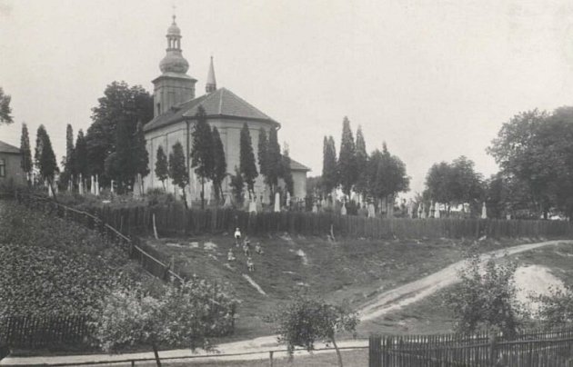 Pohled na kostel sv. Marka se starým hřbitovem.