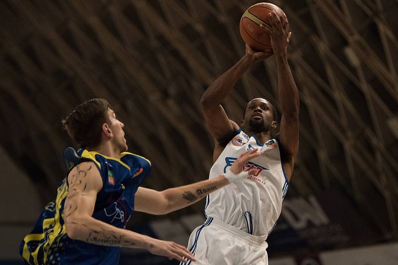 Derby pro Novou Huť. Basketbalisté Ostravy v sobotu vpodvečer zdolali v zaplněné hale Tatran Opavu 68:61 a ve čtvrtfinále play-off se střetnou s Děčínem.