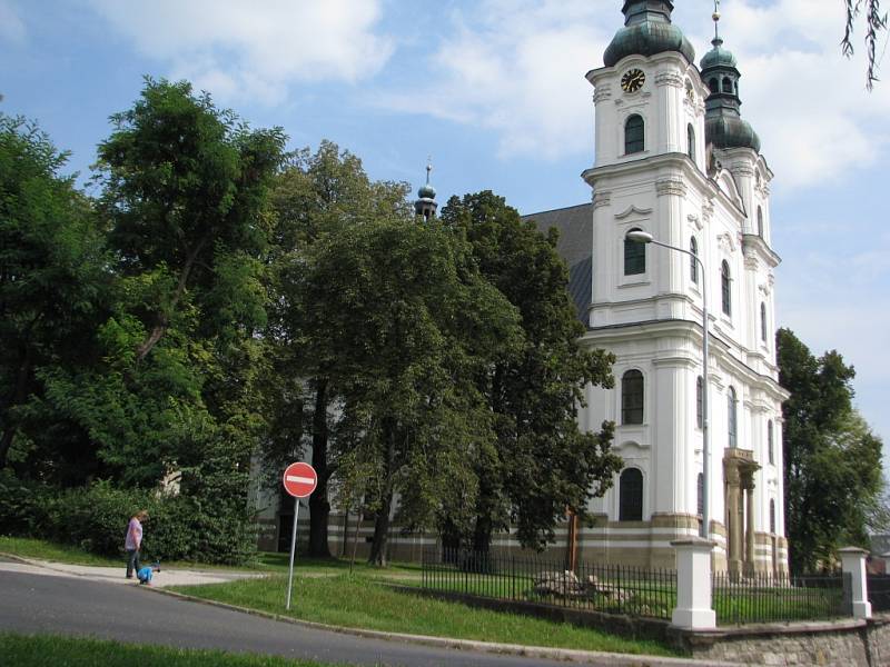 Bazilika minor. Chrám Navštívení Panny Marie ve Frýdku-Místku, jinak také Bazilika minor, patří k nejvýznamnějším poutním místům severní Moravy a Slezska. Věřící sem chodili už po roce 1650.