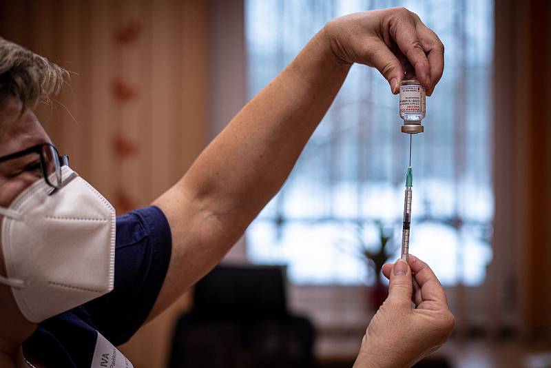 Zdravotnice očkuje vakcínou Moderna proti koronaviru klienta Domova pro seniory Kamenec, 14. ledna 2021 v Ostravě.