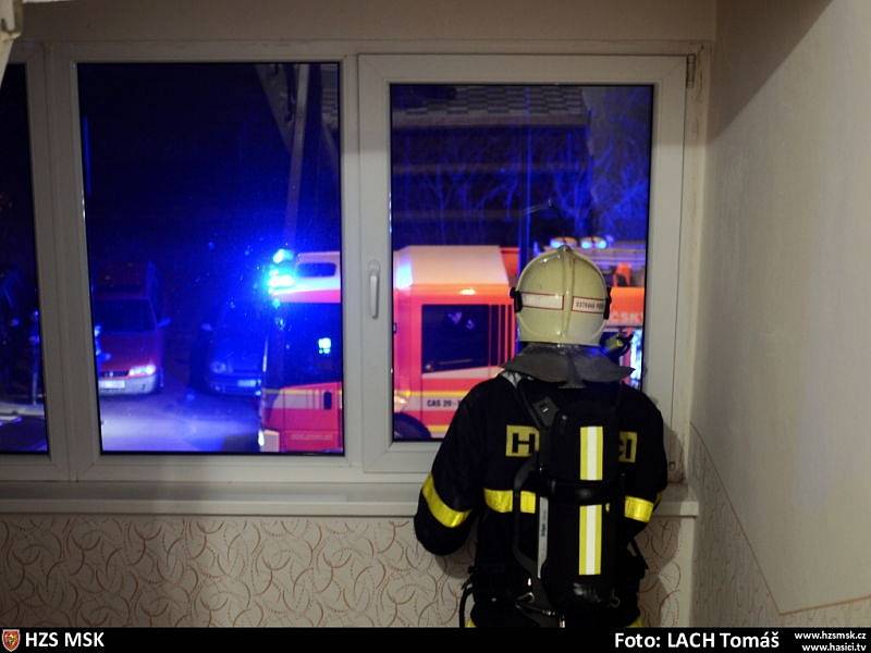 Mohutné plameny vyšlehly v pátek v noci z okna bytu věžového domu v ulici Na Robinsonce v Ostravě-Porubě. Hořet začalo kolem 21.30 hodin.