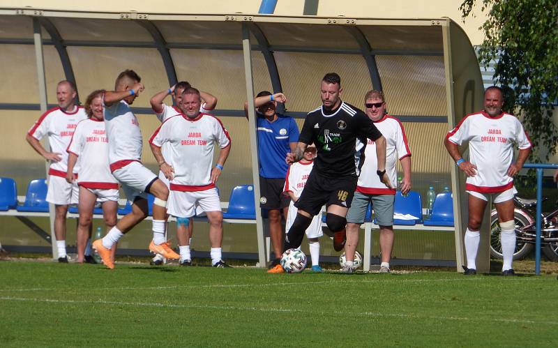 Hokejové a fotbalové osobnosti Šachtar BO Ostrava pomohly v Bohumíně malému Kubíkovi. Na snímku Jan Laštůvka.