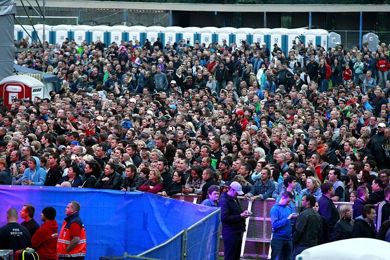 Populární rocková skupina Kabát zavítala v rámci Open Air Turné 2015 také do Ostravy.