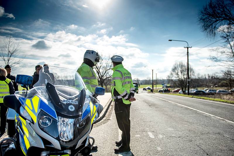 Kontrolní akce Policie ČR na dodržování pravidel při jízdě a přes železniční přejezdy, Polanka nad Odrou, 27. března 2019 v Ostravě.